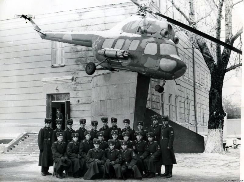Памятник Ми-2 в Саратовском ВВАУЛ