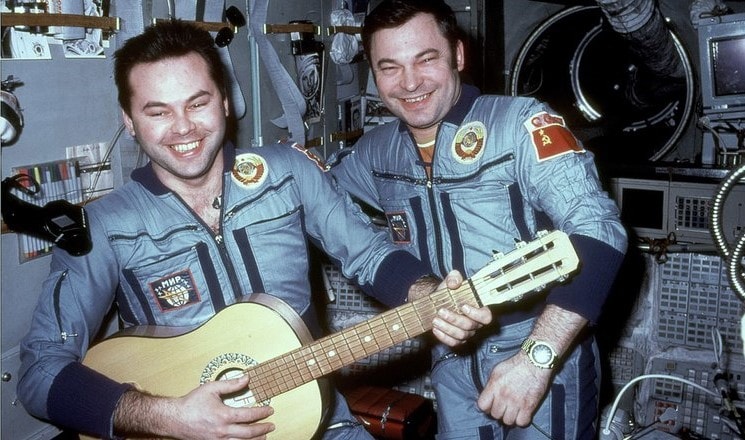 Космонавты поют
